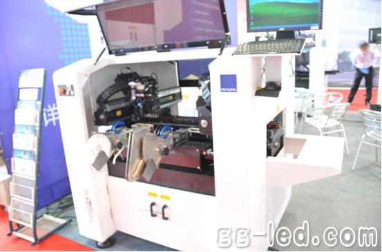 高工LED展展示LED多功能貼片機和機器人手臂